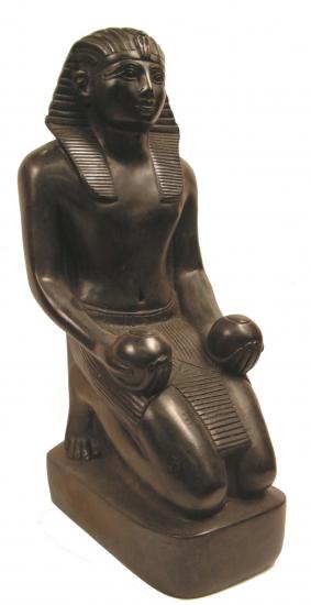 Thoutmosis en Adoration – Statue en Pierre Reconstituée Finition Basalte
